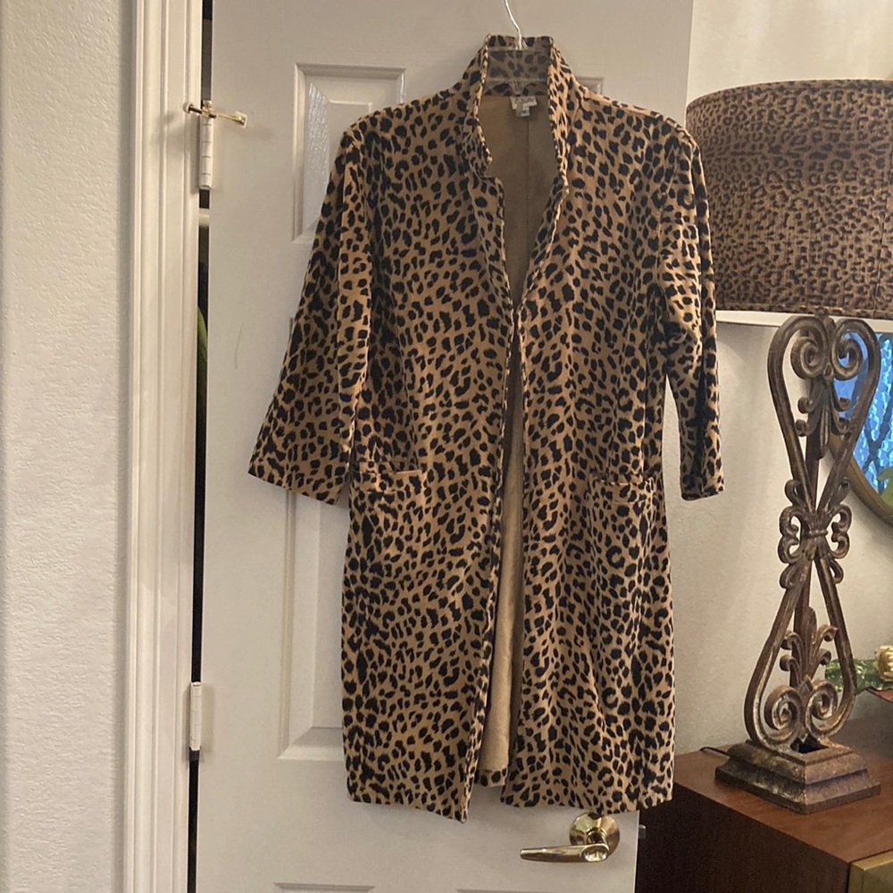 Size 10, Light weight jacket, 1 hook in front. Fabric is a light velvet.